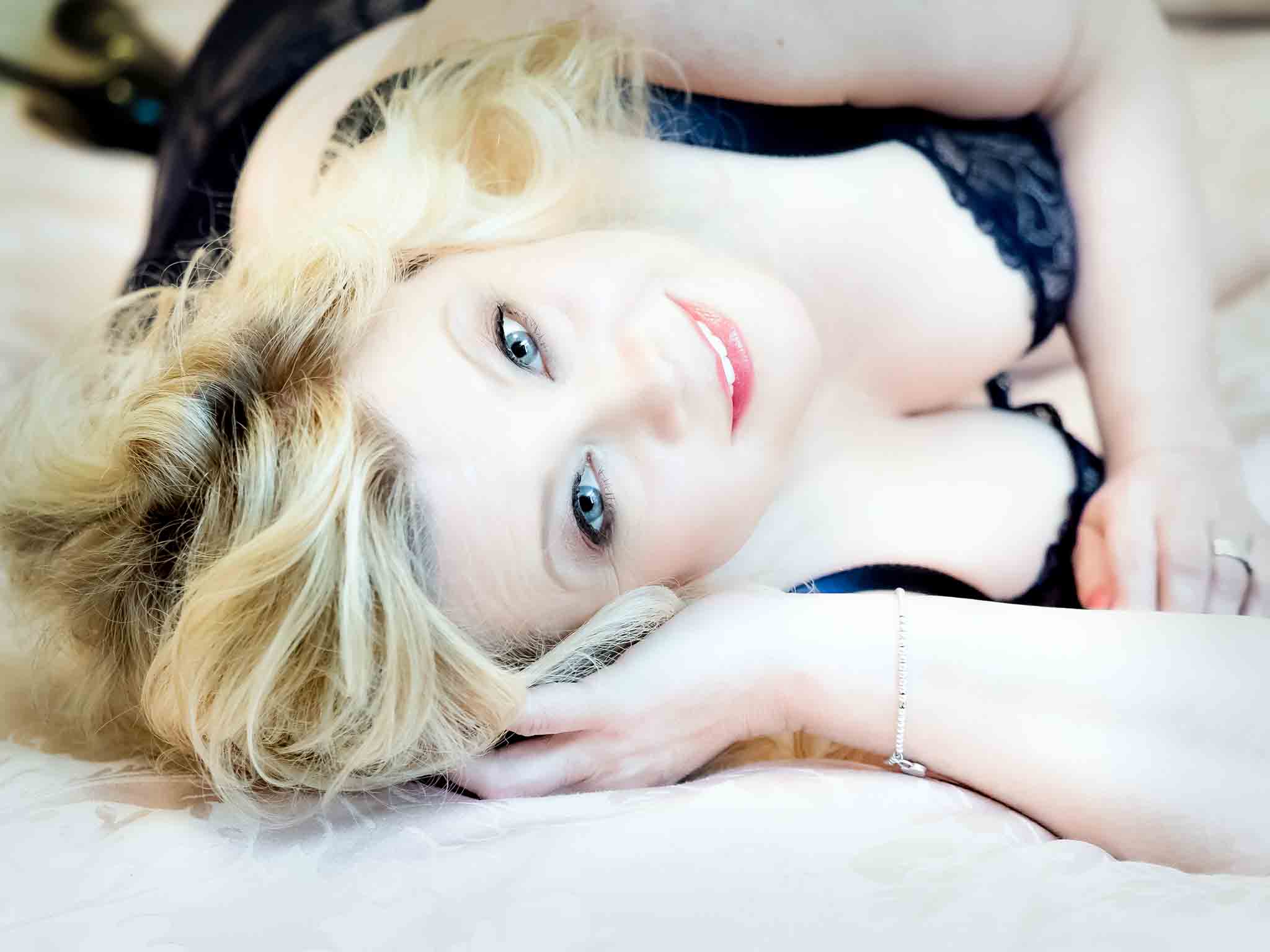 Beautiful plus size boudoir photography - Belinda Burton