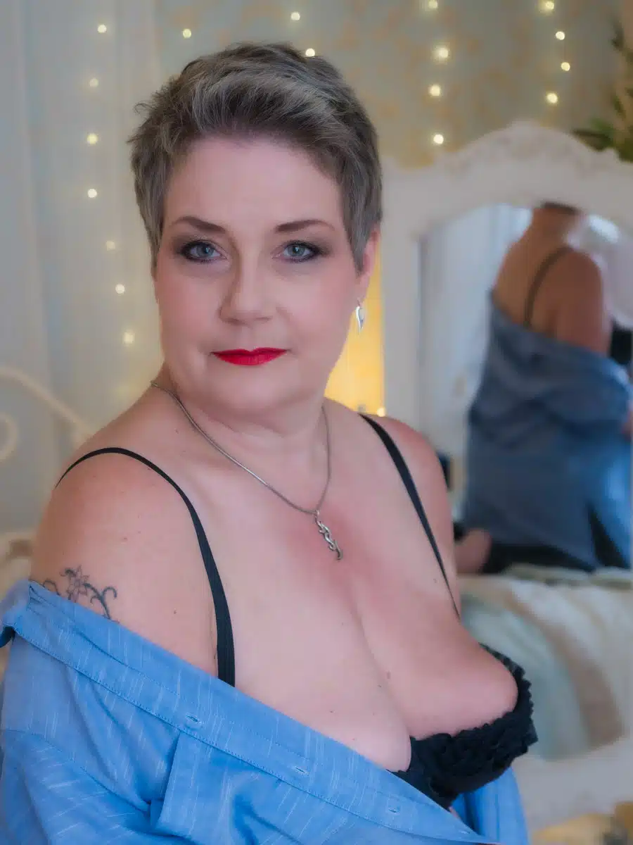 mature woman boudoir